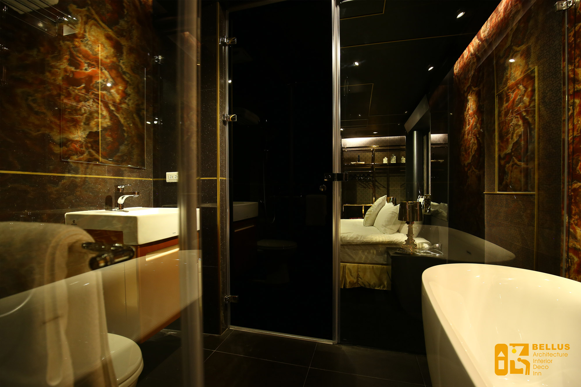 淋浴區用大片玻璃與整個衛浴空間區隔，沐浴後有浴缸 可以來個舒暢身心的泡湯時刻。
