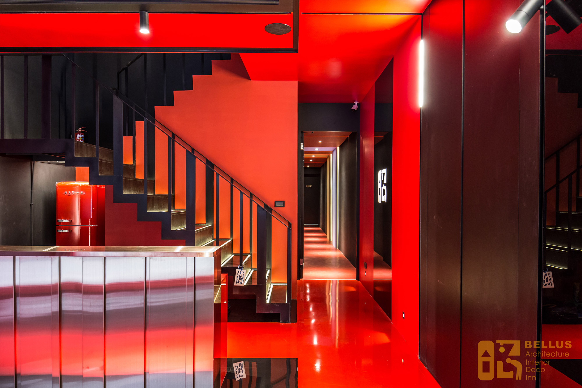 選擇紅與黑做為建物的主色調，是繼受了台灣廟宇的色彩印象，再以現代工藝重新詮釋。