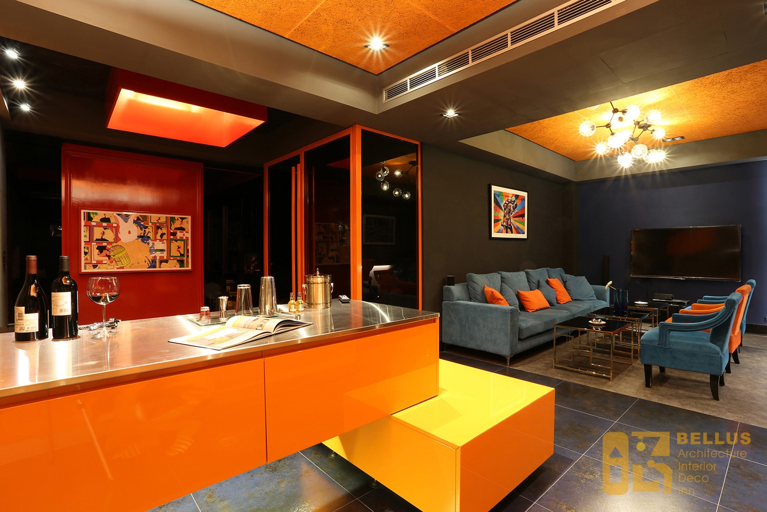 中西融合開放式的客餐區,以橘色調為主搭配藍色橘色沙發椅子,對比且和諧