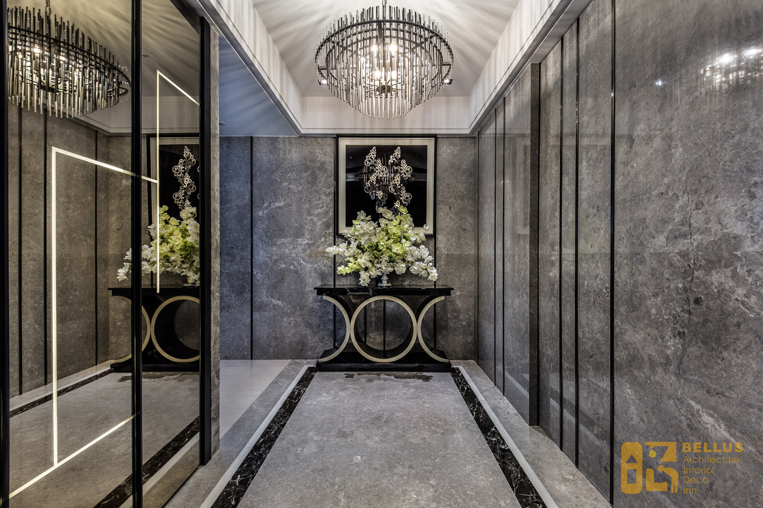 灰白色的大理石牆面,訂製黑白造型桌具,搭配上吊燈