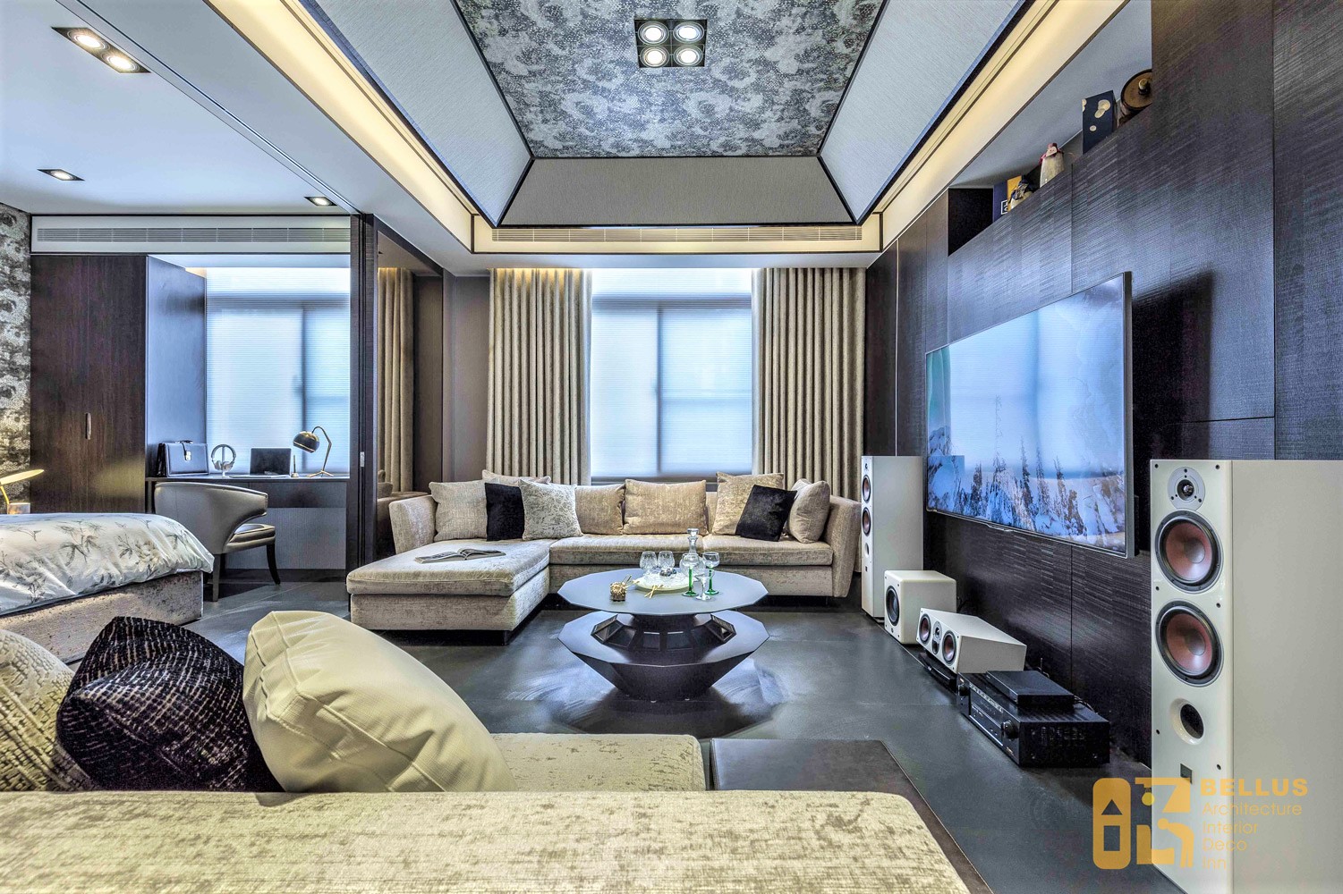 斜角圖騰天花,訂製切割飛碟造型茶几,構成起居視聽室的中心,現代幕府風格的重新詮釋