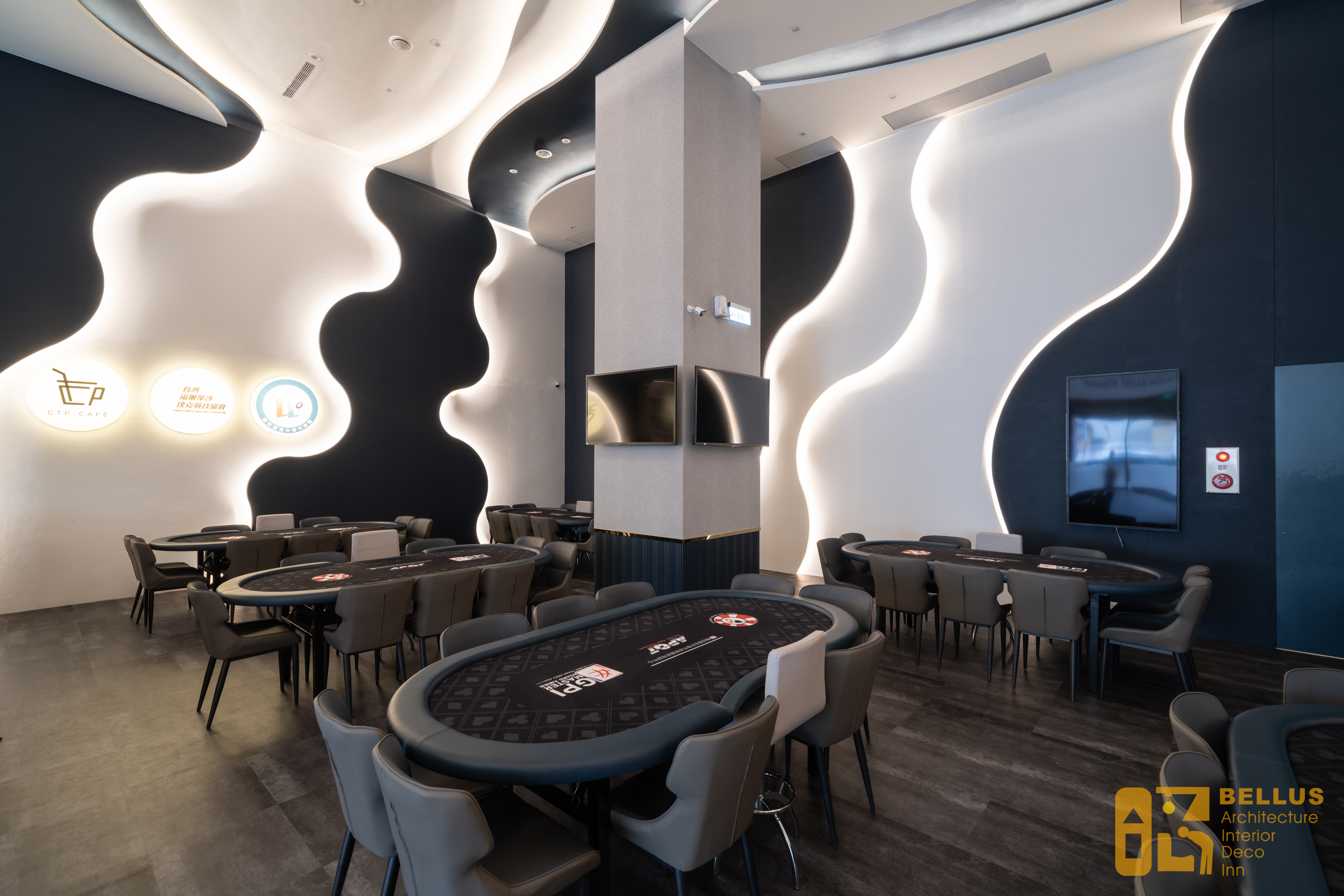 以流動的視覺節奏為設計主軸，藉由燈光層層堆疊，緊密貼合牆面與天花板的曲面語彙，創造出具有速度感的光軌動線，這些流線型光帶不僅純粹照明，更如動態的導引軌跡，引領使用者在空間中穿梭，彷佛置身於一場光影交織的感官旅程，空間不再靜止，而是成為一段持續向前流動的視覺敘事。
