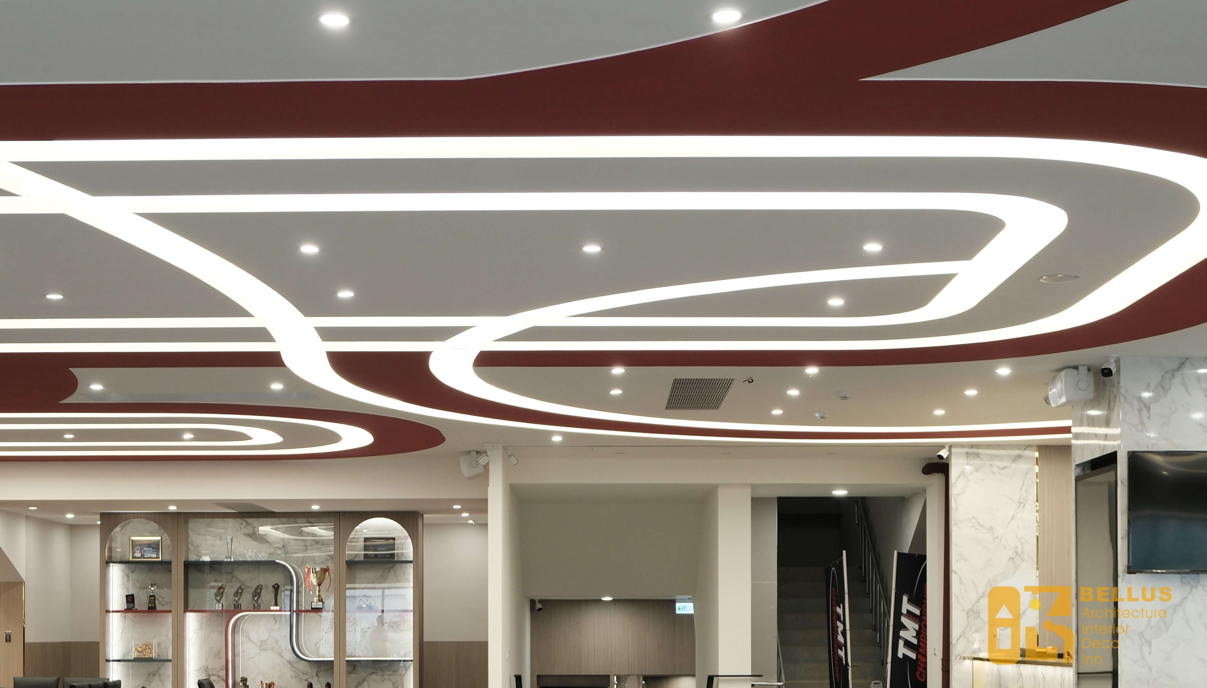 天花板的流線造型及燈帶，以賽道與流光軌跡為靈感