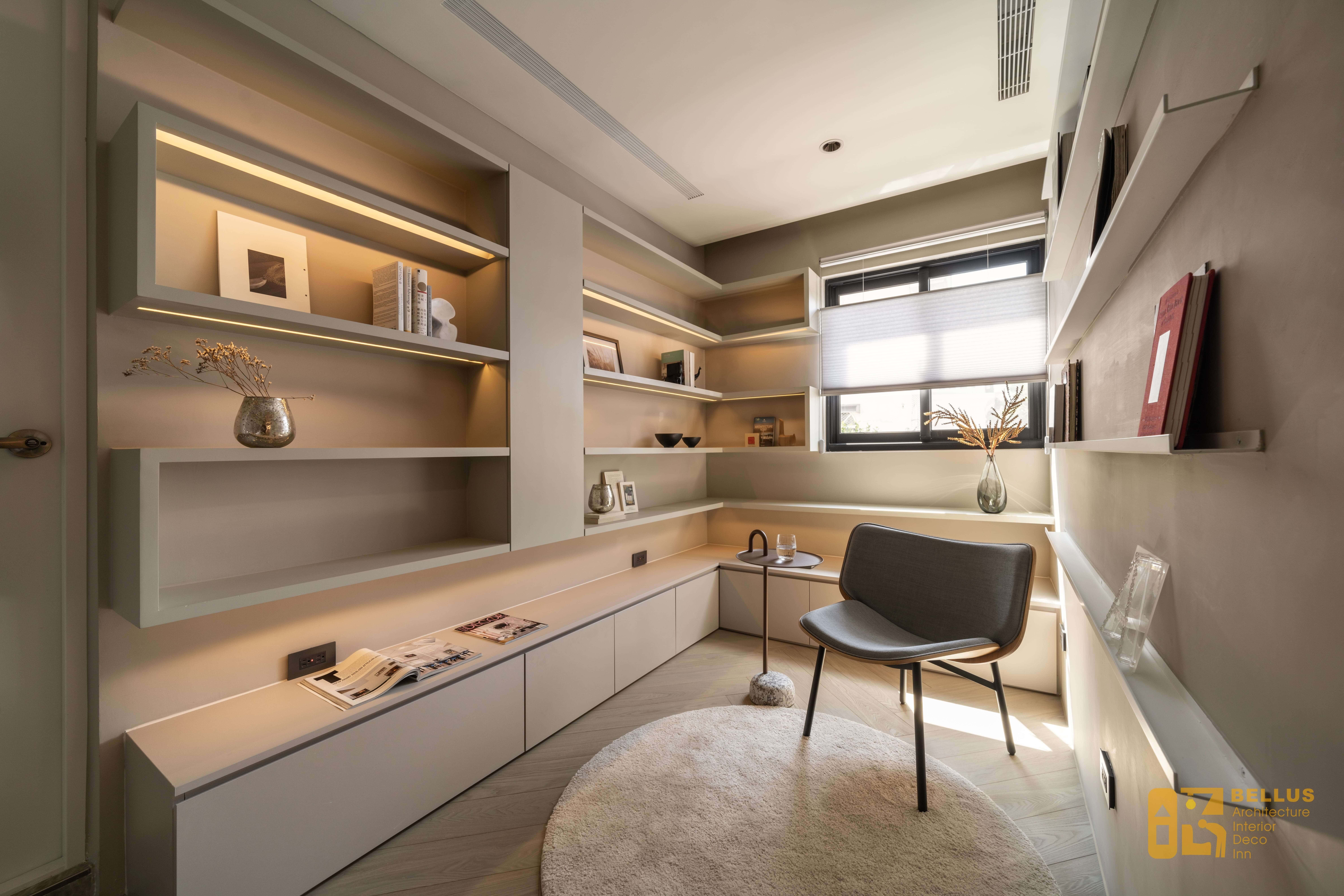 書房用羊絨杏色為基調，木作書架藏燈帶讓喜愛閱讀的夫妻，擁有恬靜的小天地。